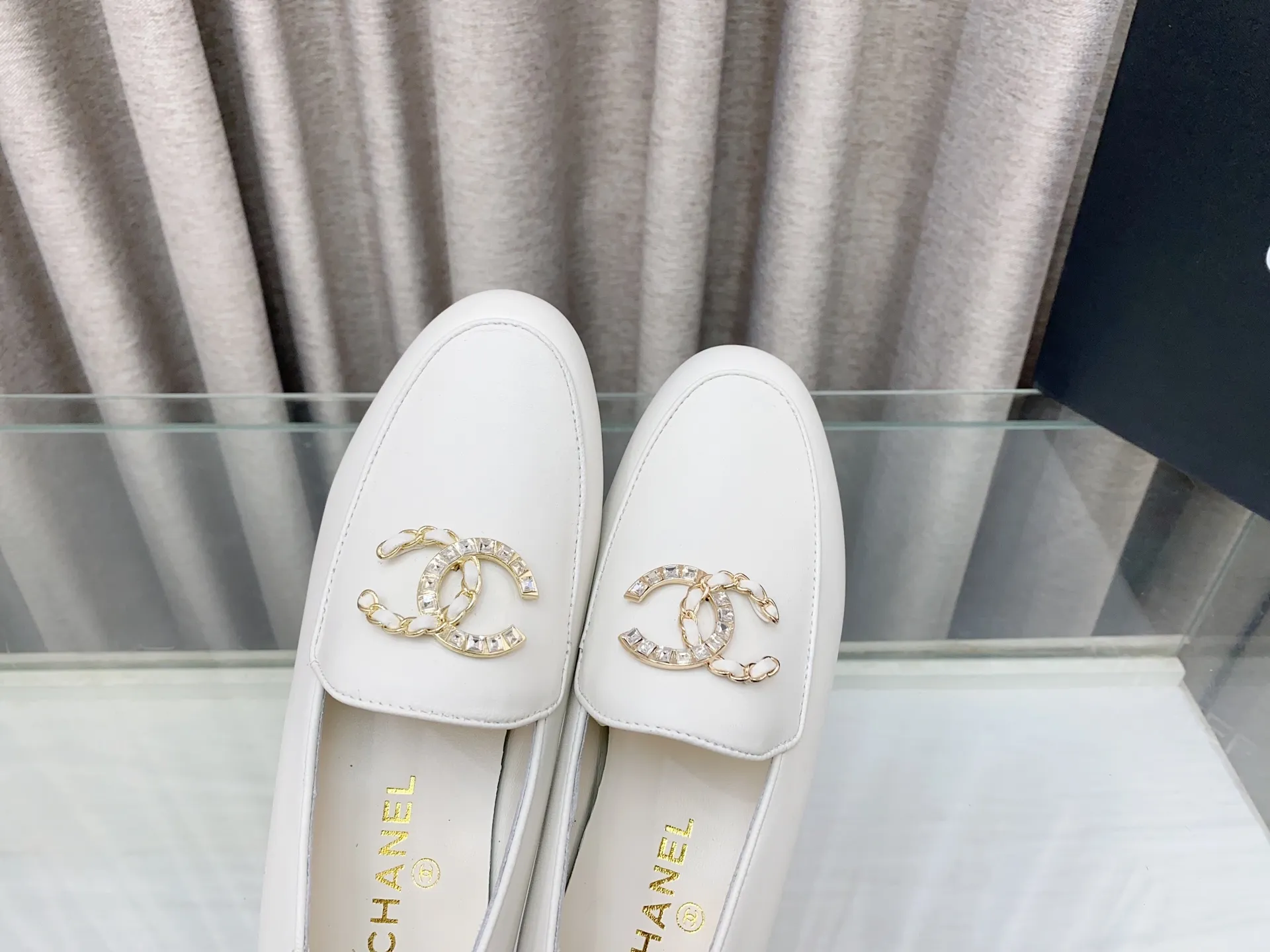 👟👟Ex-factory price 620👟👟 25Fw new spring and summer Chanel small perfume diamond double C half slippers/Loaf single shoes. Versatile style that you don’t get tired of. Super classic style. Casual with exquisiteness and stable temperament. This spring and summer is a beautiful bonus treasure! Upper: Lambskin Lining: Lambskin lining High heels: Flat soles: Italian genuine leather outsole Size: 35-39 (40 and 41 customizations are not returnable)